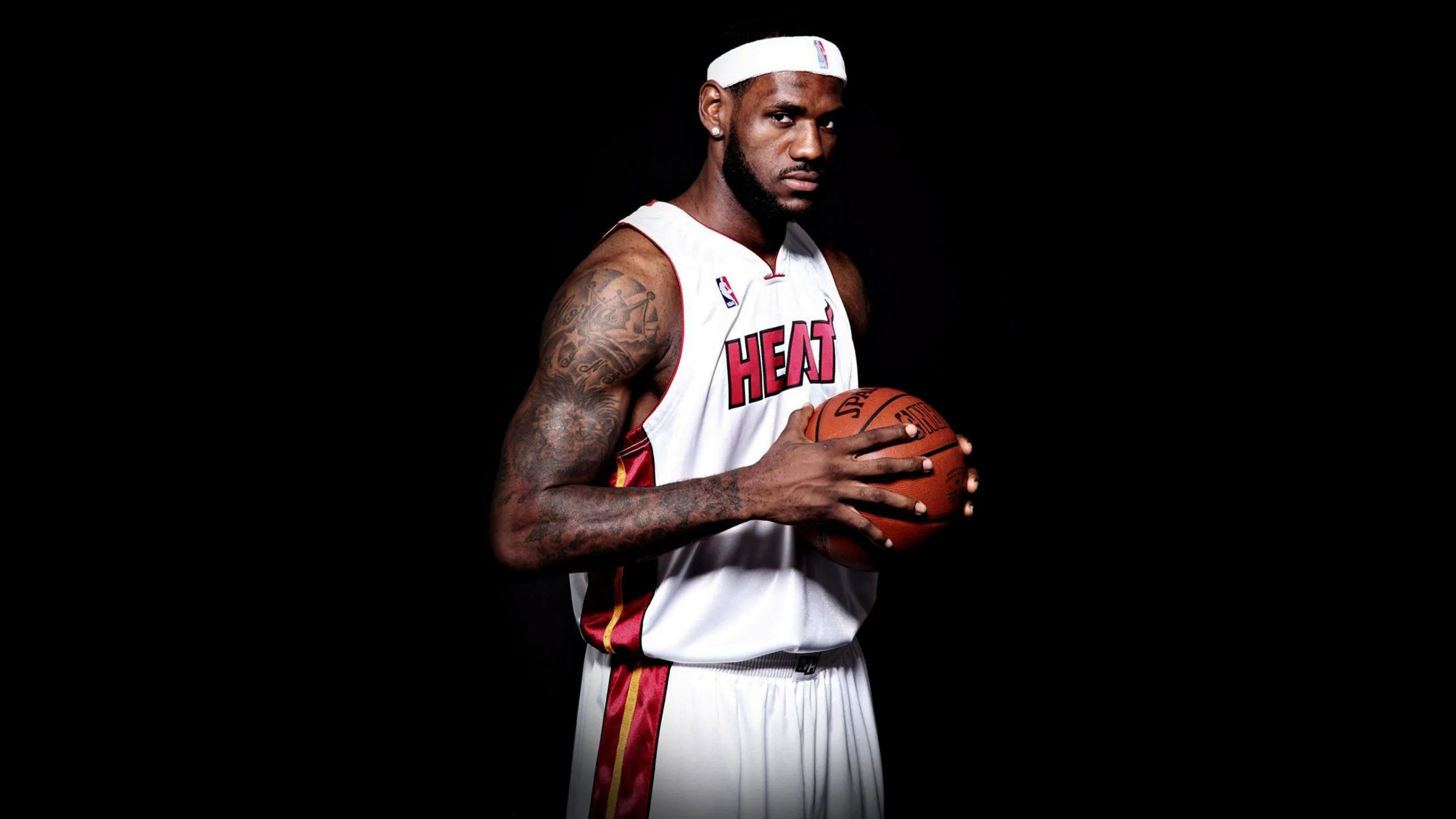 lebron-james-black-3840x2160-17356